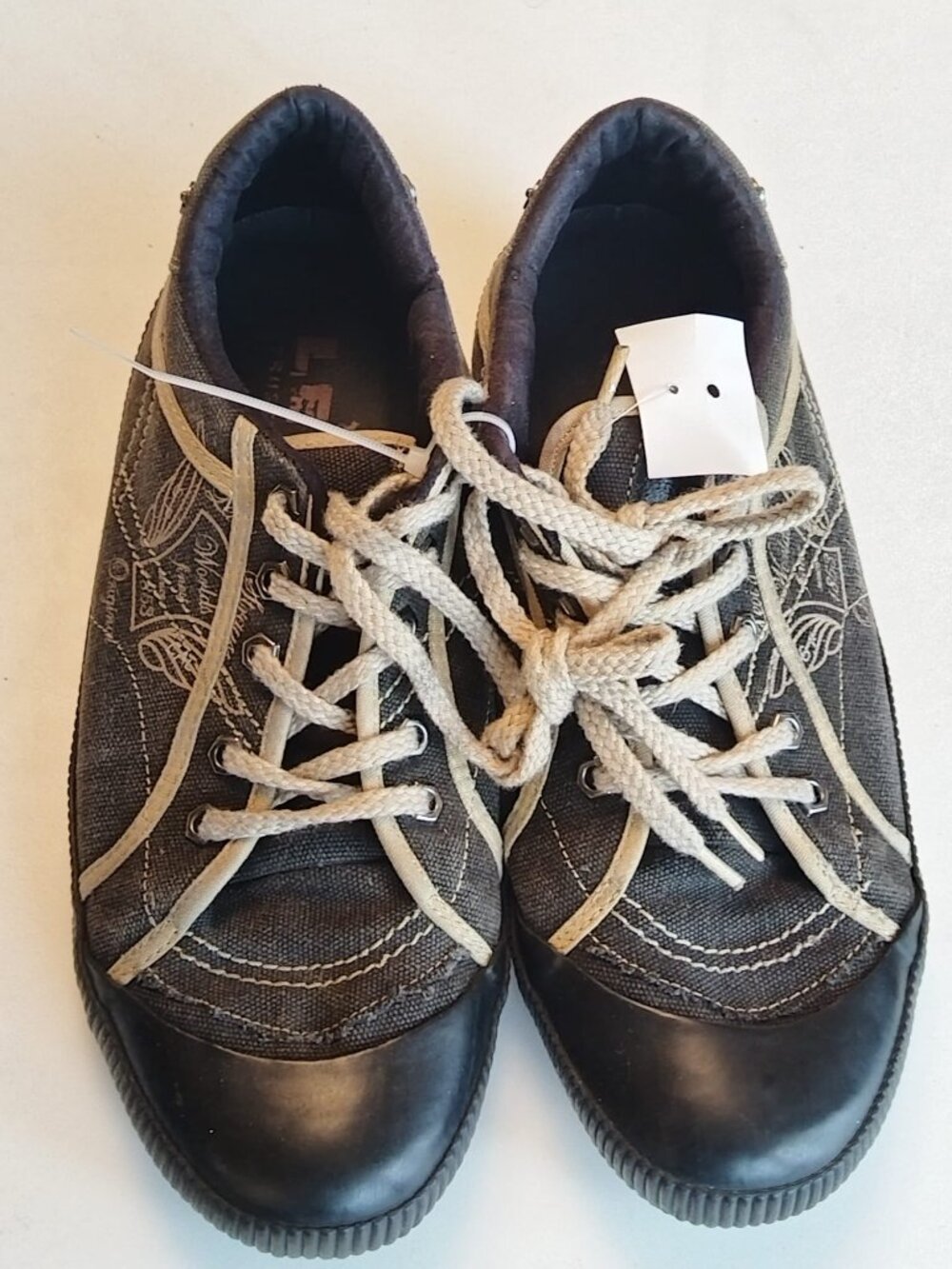 English: Authentic Levi's Men's Classic Canvas Shoes - Brand New